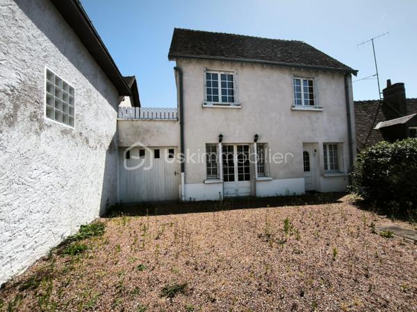 Vous cherchez une maison avec de beaux volumes à personnaliser selon vos envies, sans exploser votre budget ?

À seulement 10 minutes de Monnaie et à proximité immédiate des commerces, écoles et transports, découvrez cette maison de 116 m² habitables avec un terrain d'environ 340 m² environ, située dans une rue calme de Château-Renault.

- Au rez-de-chaussée : Cuisine, Salon-séjour lumineux, Buanderie, WC indépendant

- A l'étage : 3 grandes chambres de 12 à 15 m² dont une chambre avec placards et une chambre bénéficiant d'un accès direct à une terrasse privative de 24 m² environ, une grande salle d'eau de près de 7 m². 

Les plus qui font la différence :
- Garage 
- Grande grange de 80 m² 
- Beaux volumes des pièces
- Rue calme
- Toutes les commodités accessibles rapidement

Quelques travaux permettront de mettre cette maison à votre goût et d'en révéler tout le potentiel.

À ce prix, les opportunités sont rares. Contactez-moi pour organiser votre visite !
***********************************************