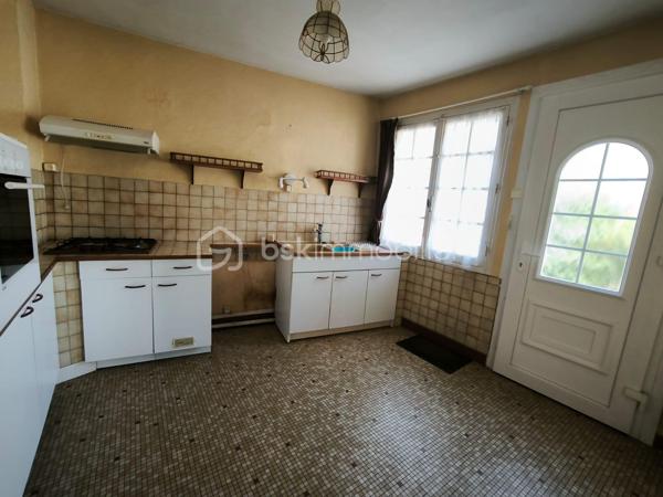 Vous cherchez une maison avec de beaux volumes à personnaliser selon vos envies, sans exploser votre budget ?

À seulement 10 minutes de Monnaie et à proximité immédiate des commerces, écoles et transports, découvrez cette maison de 116 m² habitables avec un terrain d'environ 340 m² environ, située dans une rue calme de Château-Renault.

- Au rez-de-chaussée : Cuisine, Salon-séjour lumineux, Buanderie, WC indépendant

- A l'étage : 3 grandes chambres de 12 à 15 m² dont une chambre avec placards et une chambre bénéficiant d'un accès direct à une terrasse privative de 24 m² environ, une grande salle d'eau de près de 7 m². 

Les plus qui font la différence :
- Garage 
- Grande grange de 80 m² 
- Beaux volumes des pièces
- Rue calme
- Toutes les commodités accessibles rapidement

Quelques travaux permettront de mettre cette maison à votre goût et d'en révéler tout le potentiel.

À ce prix, les opportunités sont rares. Contactez-moi pour organiser votre visite !
***********************************************