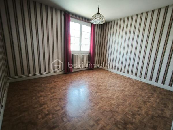 Vous cherchez une maison avec de beaux volumes à personnaliser selon vos envies, sans exploser votre budget ?

À seulement 10 minutes de Monnaie et à proximité immédiate des commerces, écoles et transports, découvrez cette maison de 116 m² habitables avec un terrain d'environ 340 m² environ, située dans une rue calme de Château-Renault.

- Au rez-de-chaussée : Cuisine, Salon-séjour lumineux, Buanderie, WC indépendant

- A l'étage : 3 grandes chambres de 12 à 15 m² dont une chambre avec placards et une chambre bénéficiant d'un accès direct à une terrasse privative de 24 m² environ, une grande salle d'eau de près de 7 m². 

Les plus qui font la différence :
- Garage 
- Grande grange de 80 m² 
- Beaux volumes des pièces
- Rue calme
- Toutes les commodités accessibles rapidement

Quelques travaux permettront de mettre cette maison à votre goût et d'en révéler tout le potentiel.

À ce prix, les opportunités sont rares. Contactez-moi pour organiser votre visite !
***********************************************