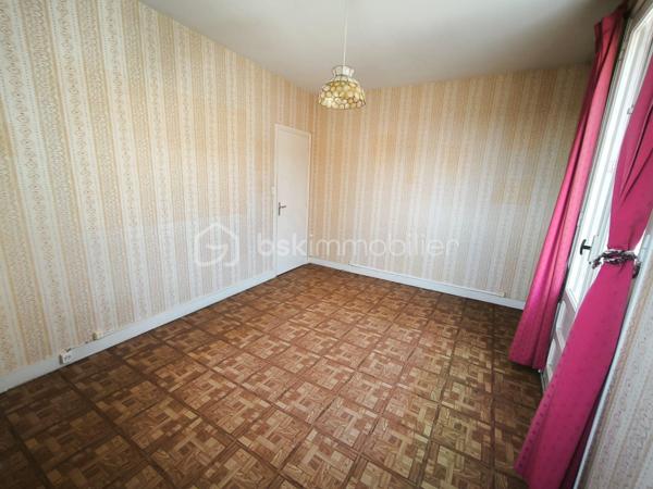 Vous cherchez une maison avec de beaux volumes à personnaliser selon vos envies, sans exploser votre budget ?

À seulement 10 minutes de Monnaie et à proximité immédiate des commerces, écoles et transports, découvrez cette maison de 116 m² habitables avec un terrain d'environ 340 m² environ, située dans une rue calme de Château-Renault.

- Au rez-de-chaussée : Cuisine, Salon-séjour lumineux, Buanderie, WC indépendant

- A l'étage : 3 grandes chambres de 12 à 15 m² dont une chambre avec placards et une chambre bénéficiant d'un accès direct à une terrasse privative de 24 m² environ, une grande salle d'eau de près de 7 m². 

Les plus qui font la différence :
- Garage 
- Grande grange de 80 m² 
- Beaux volumes des pièces
- Rue calme
- Toutes les commodités accessibles rapidement

Quelques travaux permettront de mettre cette maison à votre goût et d'en révéler tout le potentiel.

À ce prix, les opportunités sont rares. Contactez-moi pour organiser votre visite !
***********************************************