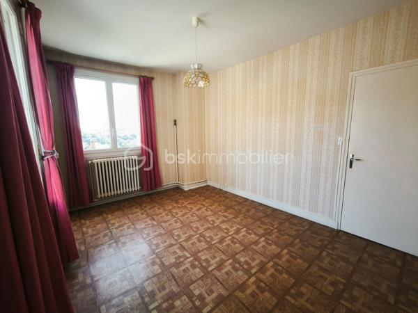 Vous cherchez une maison avec de beaux volumes à personnaliser selon vos envies, sans exploser votre budget ?

À seulement 10 minutes de Monnaie et à proximité immédiate des commerces, écoles et transports, découvrez cette maison de 116 m² habitables avec un terrain d'environ 340 m² environ, située dans une rue calme de Château-Renault.

- Au rez-de-chaussée : Cuisine, Salon-séjour lumineux, Buanderie, WC indépendant

- A l'étage : 3 grandes chambres de 12 à 15 m² dont une chambre avec placards et une chambre bénéficiant d'un accès direct à une terrasse privative de 24 m² environ, une grande salle d'eau de près de 7 m². 

Les plus qui font la différence :
- Garage 
- Grande grange de 80 m² 
- Beaux volumes des pièces
- Rue calme
- Toutes les commodités accessibles rapidement

Quelques travaux permettront de mettre cette maison à votre goût et d'en révéler tout le potentiel.

À ce prix, les opportunités sont rares. Contactez-moi pour organiser votre visite !
***********************************************