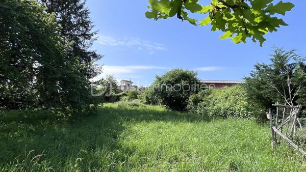 Situé à environ 6 minutes de Hautefort, la commune de Nailhac offre une qualité de vie en harmonie avec la nature. C'est au coeur de ce très charmand village du Périgord Noir que je vous propose ce manifique terrain arboré d'une superficie de 1587 m² constructible. Avec ces arbres magestueux et une vu imprenable sur la campagne environnante, c'est un écrin de choix pour votre projet de construction. Alors, amoureux de nature et de tranquilité, laissez vous séduire, c'est magnifique.