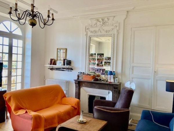 MAISON RENOVEE SUR 3 NIVEAUX AVEC GARAGE ET JARDIN