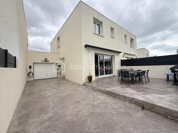 Sur la commune de Frontignan, 
Dans un quartier pavillonnaire proche du centre ville et de toutes commodités ( école, transports, gare, commerces...) 

Sur une parcelle d'environ 170 m2 entièrement aménagée et offrant une terrasse exposée Sud-ouest. 

Venez découvrir cette coquette villa 3 faces d'environ 90 m2 construite en 2015, comprenant un grand séjour cuisine d'environ 40 m2 offrant également un espace buanderie  avec WC ainsi qu'un accès direct sur l espace extérieur de la villa.

A l'étage, desservie par un couloir nous retrouvons une suite parentale avec douche à l'italienne, 2 grandes chambres avec placards, une salle de bain et un WC séparé. 

Equipée de menuiserie double vitrage avec volet roulant électrique, d'un système de climatisation ainsi que d'une installation photovoltaïque, cette villa présente tout le confort d'une villa RT2020. 

A visiter sans plus tarder!