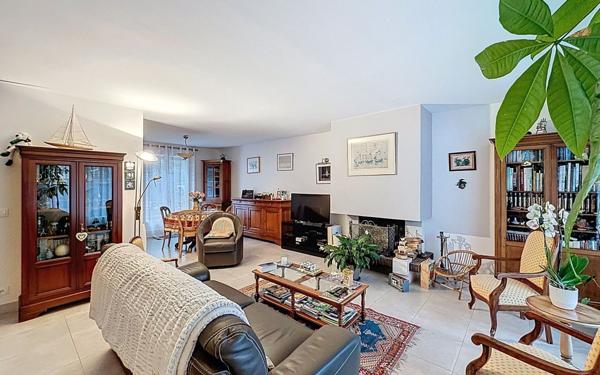 Maison à vendre    6 pièces • 160 m2 Voisins-le-Bretonneux