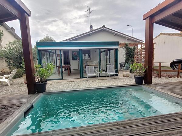 Maison de plain-pied avec piscine