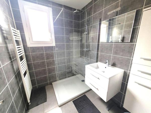 Maison de plain-pied avec piscine