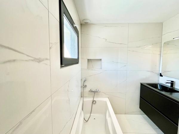 MAISON CONTEMPORAINE - 141 m² - MEUCON