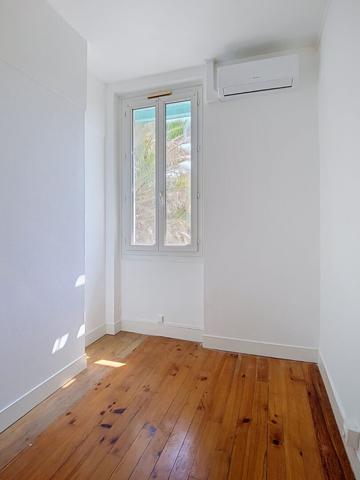 A louer BILLERE en limite de PAU (face au parc du Château) Appartement  T2 bis rénové  de 52,65 m² avec climatisation réversible et garage