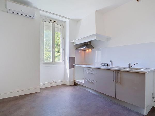 A louer BILLERE en limite de PAU (face au parc du Château) Appartement  T2 bis rénové  de 52,65 m² avec climatisation réversible et garage