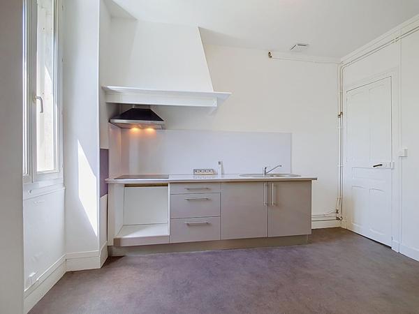 A louer BILLERE en limite de PAU (face au parc du Château) Appartement  T2 bis rénové  de 52,65 m² avec climatisation réversible et garage