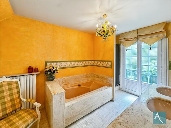 Demeure de caractère EGLY 235 m² Charme, volumes et appartement indépendant