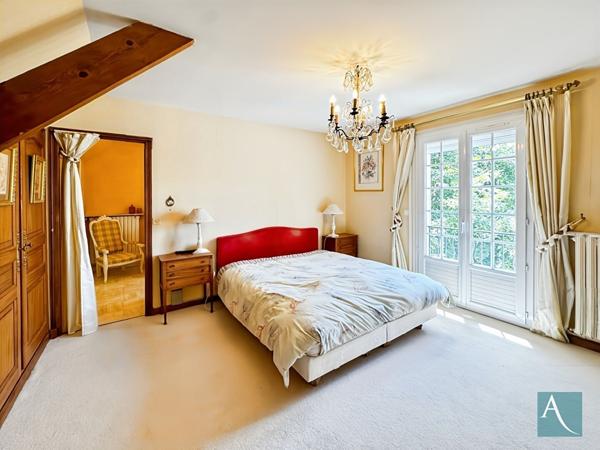 Demeure de caractère EGLY 235 m² Charme, volumes et appartement indépendant
