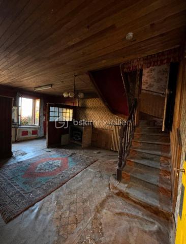 ⚒️ Amateurs de rénovation, investisseurs ou artisans, ce bien est fait pour vous ! Située à seulement 5 minutes de Couterne et 11 minutes de Bagnoles-de-l’Orne, cette maison en pierre offre un énorme potentiel pour donner vie à tous vos projets.

🏠 La maison comprend actuellement :

🔹 Au rez-de-chaussée :
🍽️ Une cuisine indépendante
🛋️ Un séjour lumineux
🚻 Un WC séparé
🛁 Une pièce permettant de créer une salle de bains.

🔹 À l’étage :
🛏️ 3 chambres.

🔹 Les combles :
✨ Grenier aménageable offrant la possibilité de créer au moins une grande chambre supplémentaire, voire davantage selon votre projet.

🌿 À l’extérieur, vous profiterez d’une petite cour entièrement clôturée, idéale pour installer une table, un barbecue et profiter des beaux jours, ainsi que d’un petit garage à rénover.

⚠️ Travaux à prévoir : couverture, toiture, isolation, électricité, plomberie, chauffage, menuiseries, décoration… Une rénovation complète est à envisager.

💡 Les atouts :
✅ Maison en pierre pleine de charme
✅ Beaux volumes
✅ Fort potentiel d’aménagement
✅ Petit budget pour un beau projet immobilier.

📍 À seulement :
🚗 5 min de Couterne
🌳 11 min de Bagnoles-de-l’Orne