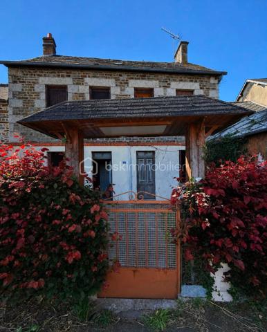 ⚒️ Amateurs de rénovation, investisseurs ou artisans, ce bien est fait pour vous ! Située à seulement 5 minutes de Couterne et 11 minutes de Bagnoles-de-l’Orne, cette maison en pierre offre un énorme potentiel pour donner vie à tous vos projets.

🏠 La maison comprend actuellement :

🔹 Au rez-de-chaussée :
🍽️ Une cuisine indépendante
🛋️ Un séjour lumineux
🚻 Un WC séparé
🛁 Une pièce permettant de créer une salle de bains.

🔹 À l’étage :
🛏️ 3 chambres.

🔹 Les combles :
✨ Grenier aménageable offrant la possibilité de créer au moins une grande chambre supplémentaire, voire davantage selon votre projet.

🌿 À l’extérieur, vous profiterez d’une petite cour entièrement clôturée, idéale pour installer une table, un barbecue et profiter des beaux jours, ainsi que d’un petit garage à rénover.

⚠️ Travaux à prévoir : couverture, toiture, isolation, électricité, plomberie, chauffage, menuiseries, décoration… Une rénovation complète est à envisager.

💡 Les atouts :
✅ Maison en pierre pleine de charme
✅ Beaux volumes
✅ Fort potentiel d’aménagement
✅ Petit budget pour un beau projet immobilier.

📍 À seulement :
🚗 5 min de Couterne
🌳 11 min de Bagnoles-de-l’Orne