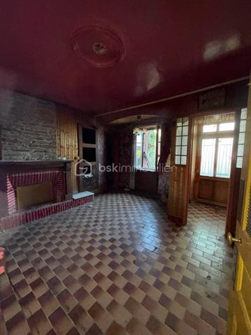 ⚒️ Amateurs de rénovation, investisseurs ou artisans, ce bien est fait pour vous ! Située à seulement 5 minutes de Couterne et 11 minutes de Bagnoles-de-l’Orne, cette maison en pierre offre un énorme potentiel pour donner vie à tous vos projets.

🏠 La maison comprend actuellement :

🔹 Au rez-de-chaussée :
🍽️ Une cuisine indépendante
🛋️ Un séjour lumineux
🚻 Un WC séparé
🛁 Une pièce permettant de créer une salle de bains.

🔹 À l’étage :
🛏️ 3 chambres.

🔹 Les combles :
✨ Grenier aménageable offrant la possibilité de créer au moins une grande chambre supplémentaire, voire davantage selon votre projet.

🌿 À l’extérieur, vous profiterez d’une petite cour entièrement clôturée, idéale pour installer une table, un barbecue et profiter des beaux jours, ainsi que d’un petit garage à rénover.

⚠️ Travaux à prévoir : couverture, toiture, isolation, électricité, plomberie, chauffage, menuiseries, décoration… Une rénovation complète est à envisager.

💡 Les atouts :
✅ Maison en pierre pleine de charme
✅ Beaux volumes
✅ Fort potentiel d’aménagement
✅ Petit budget pour un beau projet immobilier.

📍 À seulement :
🚗 5 min de Couterne
🌳 11 min de Bagnoles-de-l’Orne