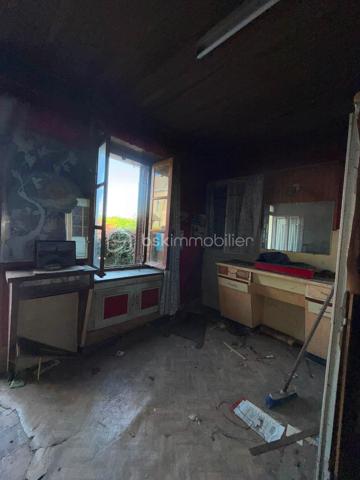 ⚒️ Amateurs de rénovation, investisseurs ou artisans, ce bien est fait pour vous ! Située à seulement 5 minutes de Couterne et 11 minutes de Bagnoles-de-l’Orne, cette maison en pierre offre un énorme potentiel pour donner vie à tous vos projets.

🏠 La maison comprend actuellement :

🔹 Au rez-de-chaussée :
🍽️ Une cuisine indépendante
🛋️ Un séjour lumineux
🚻 Un WC séparé
🛁 Une pièce permettant de créer une salle de bains.

🔹 À l’étage :
🛏️ 3 chambres.

🔹 Les combles :
✨ Grenier aménageable offrant la possibilité de créer au moins une grande chambre supplémentaire, voire davantage selon votre projet.

🌿 À l’extérieur, vous profiterez d’une petite cour entièrement clôturée, idéale pour installer une table, un barbecue et profiter des beaux jours, ainsi que d’un petit garage à rénover.

⚠️ Travaux à prévoir : couverture, toiture, isolation, électricité, plomberie, chauffage, menuiseries, décoration… Une rénovation complète est à envisager.

💡 Les atouts :
✅ Maison en pierre pleine de charme
✅ Beaux volumes
✅ Fort potentiel d’aménagement
✅ Petit budget pour un beau projet immobilier.

📍 À seulement :
🚗 5 min de Couterne
🌳 11 min de Bagnoles-de-l’Orne