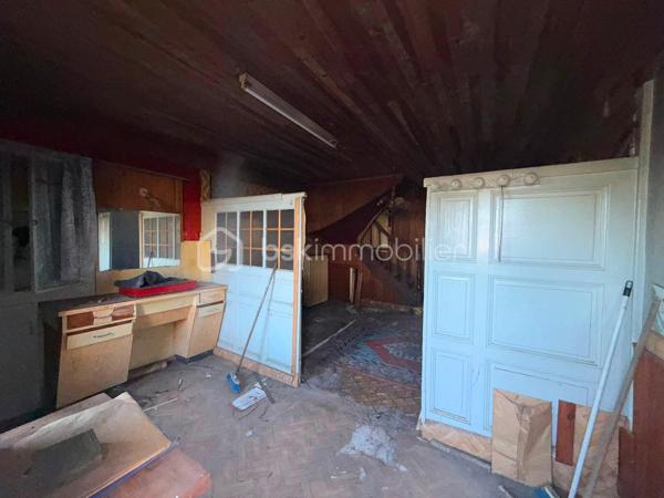 ⚒️ Amateurs de rénovation, investisseurs ou artisans, ce bien est fait pour vous ! Située à seulement 5 minutes de Couterne et 11 minutes de Bagnoles-de-l’Orne, cette maison en pierre offre un énorme potentiel pour donner vie à tous vos projets.

🏠 La maison comprend actuellement :

🔹 Au rez-de-chaussée :
🍽️ Une cuisine indépendante
🛋️ Un séjour lumineux
🚻 Un WC séparé
🛁 Une pièce permettant de créer une salle de bains.

🔹 À l’étage :
🛏️ 3 chambres.

🔹 Les combles :
✨ Grenier aménageable offrant la possibilité de créer au moins une grande chambre supplémentaire, voire davantage selon votre projet.

🌿 À l’extérieur, vous profiterez d’une petite cour entièrement clôturée, idéale pour installer une table, un barbecue et profiter des beaux jours, ainsi que d’un petit garage à rénover.

⚠️ Travaux à prévoir : couverture, toiture, isolation, électricité, plomberie, chauffage, menuiseries, décoration… Une rénovation complète est à envisager.

💡 Les atouts :
✅ Maison en pierre pleine de charme
✅ Beaux volumes
✅ Fort potentiel d’aménagement
✅ Petit budget pour un beau projet immobilier.

📍 À seulement :
🚗 5 min de Couterne
🌳 11 min de Bagnoles-de-l’Orne
