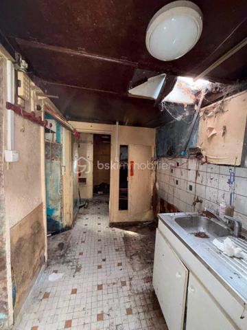 ⚒️ Amateurs de rénovation, investisseurs ou artisans, ce bien est fait pour vous ! Située à seulement 5 minutes de Couterne et 11 minutes de Bagnoles-de-l’Orne, cette maison en pierre offre un énorme potentiel pour donner vie à tous vos projets.

🏠 La maison comprend actuellement :

🔹 Au rez-de-chaussée :
🍽️ Une cuisine indépendante
🛋️ Un séjour lumineux
🚻 Un WC séparé
🛁 Une pièce permettant de créer une salle de bains.

🔹 À l’étage :
🛏️ 3 chambres.

🔹 Les combles :
✨ Grenier aménageable offrant la possibilité de créer au moins une grande chambre supplémentaire, voire davantage selon votre projet.

🌿 À l’extérieur, vous profiterez d’une petite cour entièrement clôturée, idéale pour installer une table, un barbecue et profiter des beaux jours, ainsi que d’un petit garage à rénover.

⚠️ Travaux à prévoir : couverture, toiture, isolation, électricité, plomberie, chauffage, menuiseries, décoration… Une rénovation complète est à envisager.

💡 Les atouts :
✅ Maison en pierre pleine de charme
✅ Beaux volumes
✅ Fort potentiel d’aménagement
✅ Petit budget pour un beau projet immobilier.

📍 À seulement :
🚗 5 min de Couterne
🌳 11 min de Bagnoles-de-l’Orne