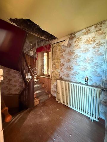 ⚒️ Amateurs de rénovation, investisseurs ou artisans, ce bien est fait pour vous ! Située à seulement 5 minutes de Couterne et 11 minutes de Bagnoles-de-l’Orne, cette maison en pierre offre un énorme potentiel pour donner vie à tous vos projets.

🏠 La maison comprend actuellement :

🔹 Au rez-de-chaussée :
🍽️ Une cuisine indépendante
🛋️ Un séjour lumineux
🚻 Un WC séparé
🛁 Une pièce permettant de créer une salle de bains.

🔹 À l’étage :
🛏️ 3 chambres.

🔹 Les combles :
✨ Grenier aménageable offrant la possibilité de créer au moins une grande chambre supplémentaire, voire davantage selon votre projet.

🌿 À l’extérieur, vous profiterez d’une petite cour entièrement clôturée, idéale pour installer une table, un barbecue et profiter des beaux jours, ainsi que d’un petit garage à rénover.

⚠️ Travaux à prévoir : couverture, toiture, isolation, électricité, plomberie, chauffage, menuiseries, décoration… Une rénovation complète est à envisager.

💡 Les atouts :
✅ Maison en pierre pleine de charme
✅ Beaux volumes
✅ Fort potentiel d’aménagement
✅ Petit budget pour un beau projet immobilier.

📍 À seulement :
🚗 5 min de Couterne
🌳 11 min de Bagnoles-de-l’Orne