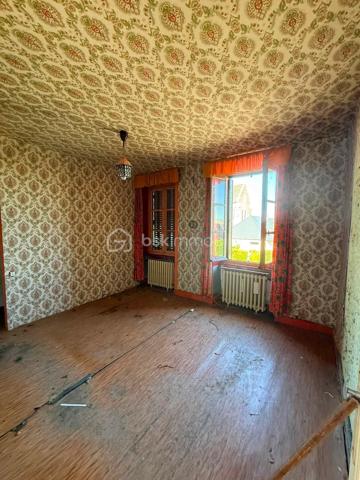 ⚒️ Amateurs de rénovation, investisseurs ou artisans, ce bien est fait pour vous ! Située à seulement 5 minutes de Couterne et 11 minutes de Bagnoles-de-l’Orne, cette maison en pierre offre un énorme potentiel pour donner vie à tous vos projets.

🏠 La maison comprend actuellement :

🔹 Au rez-de-chaussée :
🍽️ Une cuisine indépendante
🛋️ Un séjour lumineux
🚻 Un WC séparé
🛁 Une pièce permettant de créer une salle de bains.

🔹 À l’étage :
🛏️ 3 chambres.

🔹 Les combles :
✨ Grenier aménageable offrant la possibilité de créer au moins une grande chambre supplémentaire, voire davantage selon votre projet.

🌿 À l’extérieur, vous profiterez d’une petite cour entièrement clôturée, idéale pour installer une table, un barbecue et profiter des beaux jours, ainsi que d’un petit garage à rénover.

⚠️ Travaux à prévoir : couverture, toiture, isolation, électricité, plomberie, chauffage, menuiseries, décoration… Une rénovation complète est à envisager.

💡 Les atouts :
✅ Maison en pierre pleine de charme
✅ Beaux volumes
✅ Fort potentiel d’aménagement
✅ Petit budget pour un beau projet immobilier.

📍 À seulement :
🚗 5 min de Couterne
🌳 11 min de Bagnoles-de-l’Orne