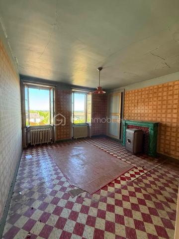 ⚒️ Amateurs de rénovation, investisseurs ou artisans, ce bien est fait pour vous ! Située à seulement 5 minutes de Couterne et 11 minutes de Bagnoles-de-l’Orne, cette maison en pierre offre un énorme potentiel pour donner vie à tous vos projets.

🏠 La maison comprend actuellement :

🔹 Au rez-de-chaussée :
🍽️ Une cuisine indépendante
🛋️ Un séjour lumineux
🚻 Un WC séparé
🛁 Une pièce permettant de créer une salle de bains.

🔹 À l’étage :
🛏️ 3 chambres.

🔹 Les combles :
✨ Grenier aménageable offrant la possibilité de créer au moins une grande chambre supplémentaire, voire davantage selon votre projet.

🌿 À l’extérieur, vous profiterez d’une petite cour entièrement clôturée, idéale pour installer une table, un barbecue et profiter des beaux jours, ainsi que d’un petit garage à rénover.

⚠️ Travaux à prévoir : couverture, toiture, isolation, électricité, plomberie, chauffage, menuiseries, décoration… Une rénovation complète est à envisager.

💡 Les atouts :
✅ Maison en pierre pleine de charme
✅ Beaux volumes
✅ Fort potentiel d’aménagement
✅ Petit budget pour un beau projet immobilier.

📍 À seulement :
🚗 5 min de Couterne
🌳 11 min de Bagnoles-de-l’Orne