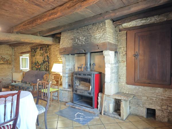 MAISON AVEC GRANGE ET TERRAIN CLOS DE MURS Lezay (79120)