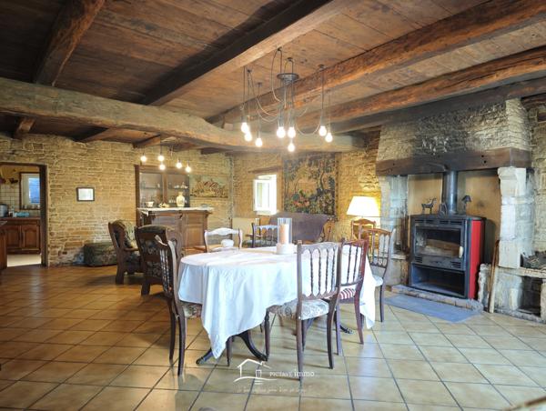 MAISON AVEC GRANGE ET TERRAIN CLOS DE MURS Lezay (79120)