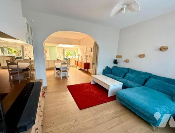 DUNKERQUE, on pose ses meubles dans cette Magnifique MAISON 1930 de 237 m² habitables, baignée ...