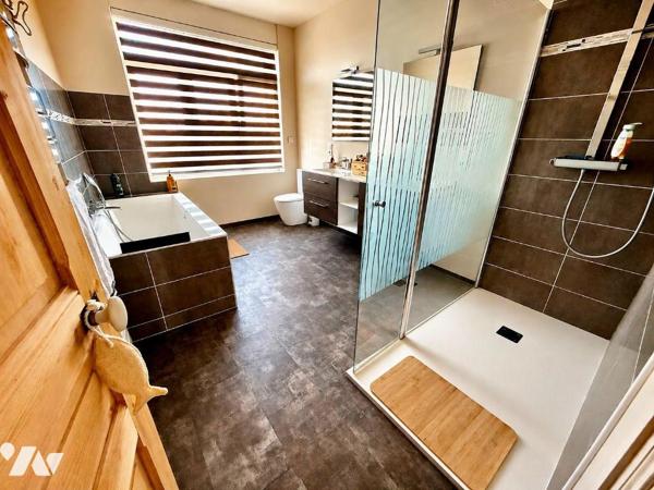 DUNKERQUE, on pose ses meubles dans cette Magnifique MAISON 1930 de 237 m² habitables, baignée ...