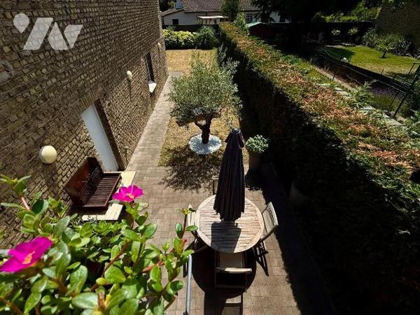 DUNKERQUE, on pose ses meubles dans cette Magnifique MAISON 1930 de 237 m² habitables, baignée ...