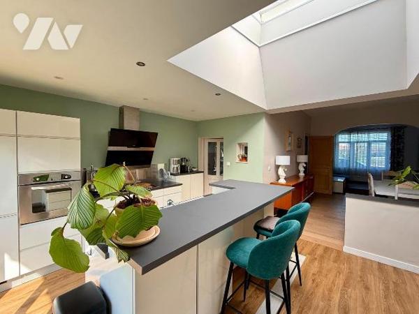 DUNKERQUE, on pose ses meubles dans cette Magnifique MAISON 1930 de 237 m² habitables, baignée ...