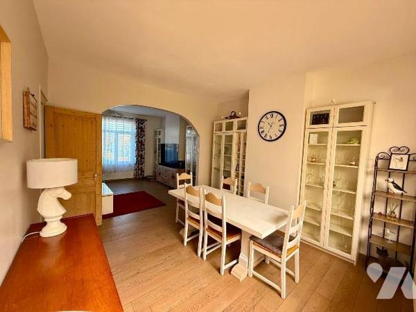 DUNKERQUE, on pose ses meubles dans cette Magnifique MAISON 1930 de 237 m² habitables, baignée ...