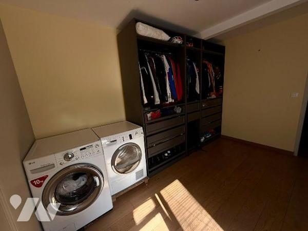 DUNKERQUE, on pose ses meubles dans cette Magnifique MAISON 1930 de 237 m² habitables, baignée ...