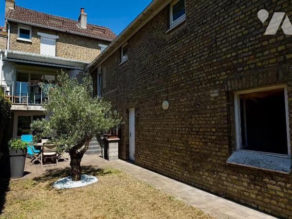 DUNKERQUE, on pose ses meubles dans cette Magnifique MAISON 1930 de 237 m² habitables, baignée ...