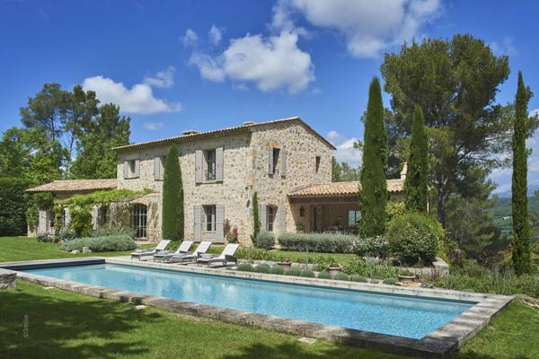 Superbe villa en pierre dans un domaine privé
