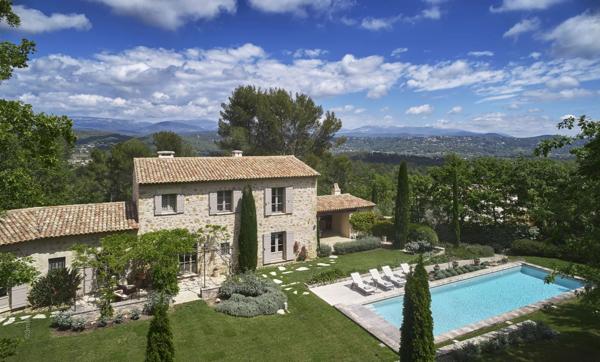 Superbe villa en pierre dans un domaine privé