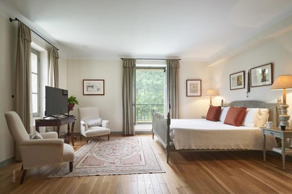 Superbe villa en pierre dans un domaine privé
