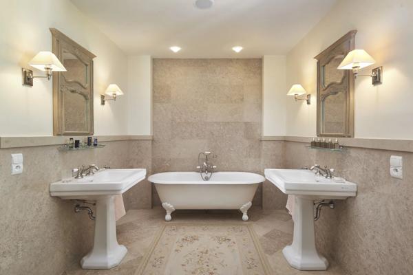 Superbe villa en pierre dans un domaine privé