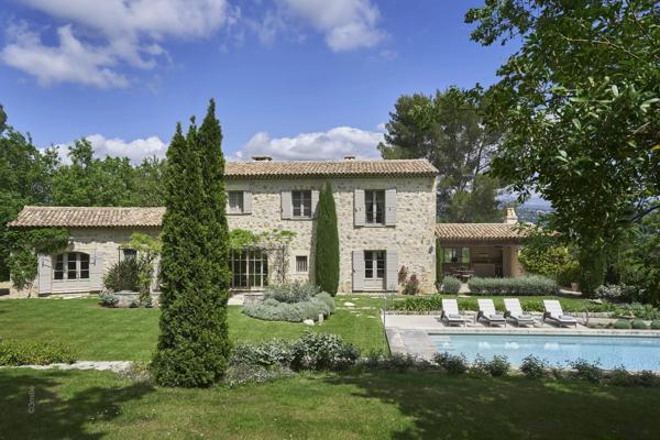 Superbe villa en pierre dans un domaine privé