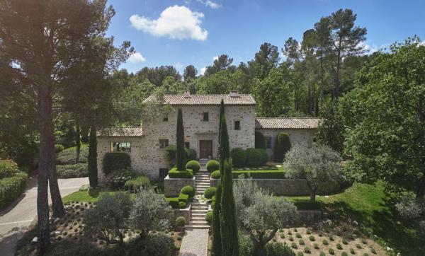 Superbe villa en pierre dans un domaine privé
