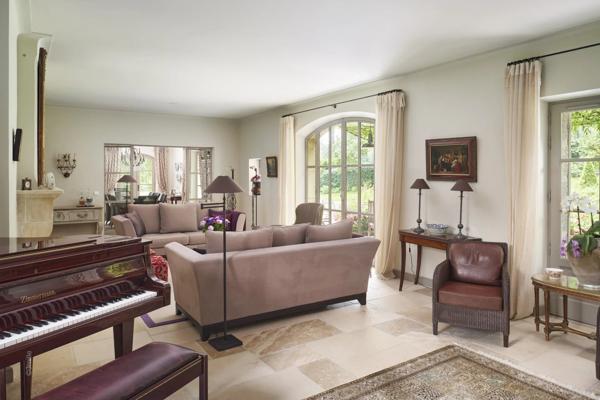Superbe villa en pierre dans un domaine privé