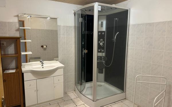 Maison à louer    4 pièces •  Saint-André-Lachamp