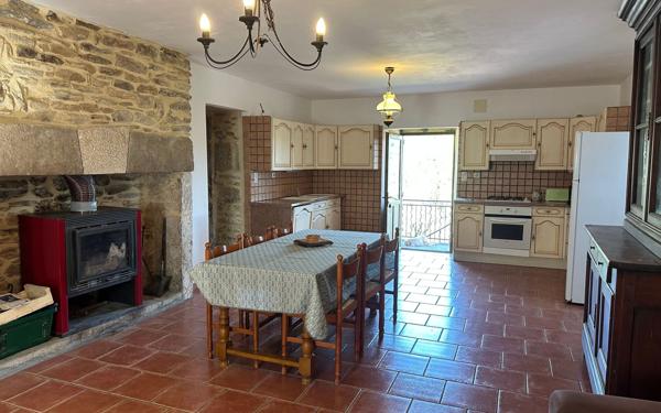 Maison à louer    4 pièces •  Saint-André-Lachamp