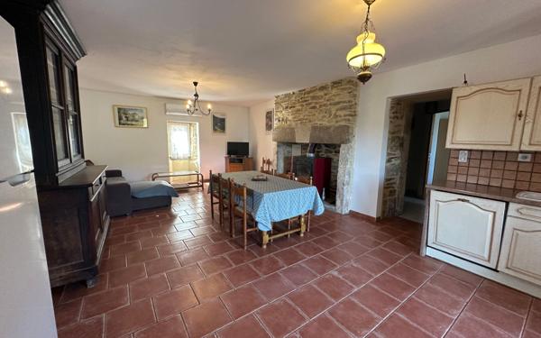 Maison à louer    4 pièces •  Saint-André-Lachamp