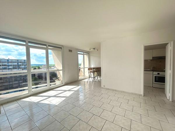 DERNIER ETAGE - APPARTEMENT DE 2 PIECES A VENDRE A PLAISIR - GARE GRIGNON