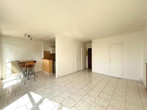 DERNIER ETAGE - APPARTEMENT DE 2 PIECES A VENDRE A PLAISIR - GARE GRIGNON