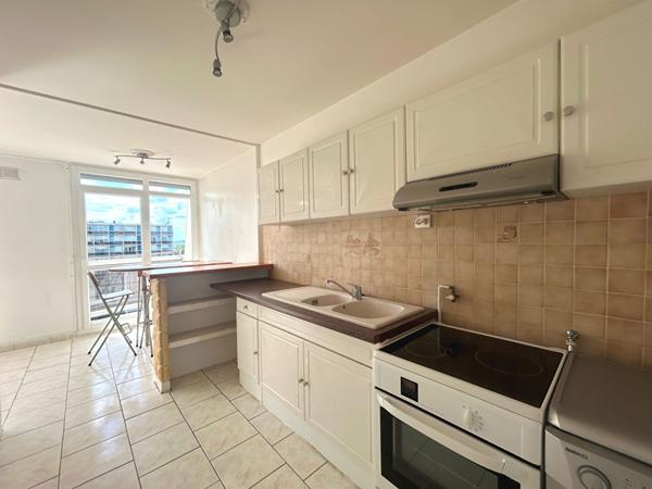 DERNIER ETAGE - APPARTEMENT DE 2 PIECES A VENDRE A PLAISIR - GARE GRIGNON
