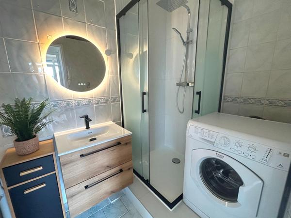 DERNIER ETAGE - APPARTEMENT DE 2 PIECES A VENDRE A PLAISIR - GARE GRIGNON