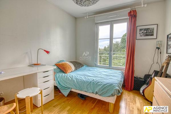 Le Chesnay Saint jean - Maison familiale 7 pièces de 222 m2 au sol sur parcelle d'environ 300 m2 avec son sous sol total et garage €1 250 000 ** - Référence 27905